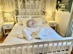 5 bedrooms, iron/ironing board, WiFi, bed sheets