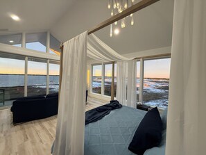5 bedrooms, WiFi, bed sheets - NEW Home SPECIAL! Unique location & home! Beach!2 Pools, Mooring, top rated host (Navarre)
