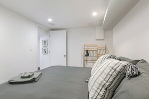 3 bedrooms, desk, iron/ironing board, travel cot