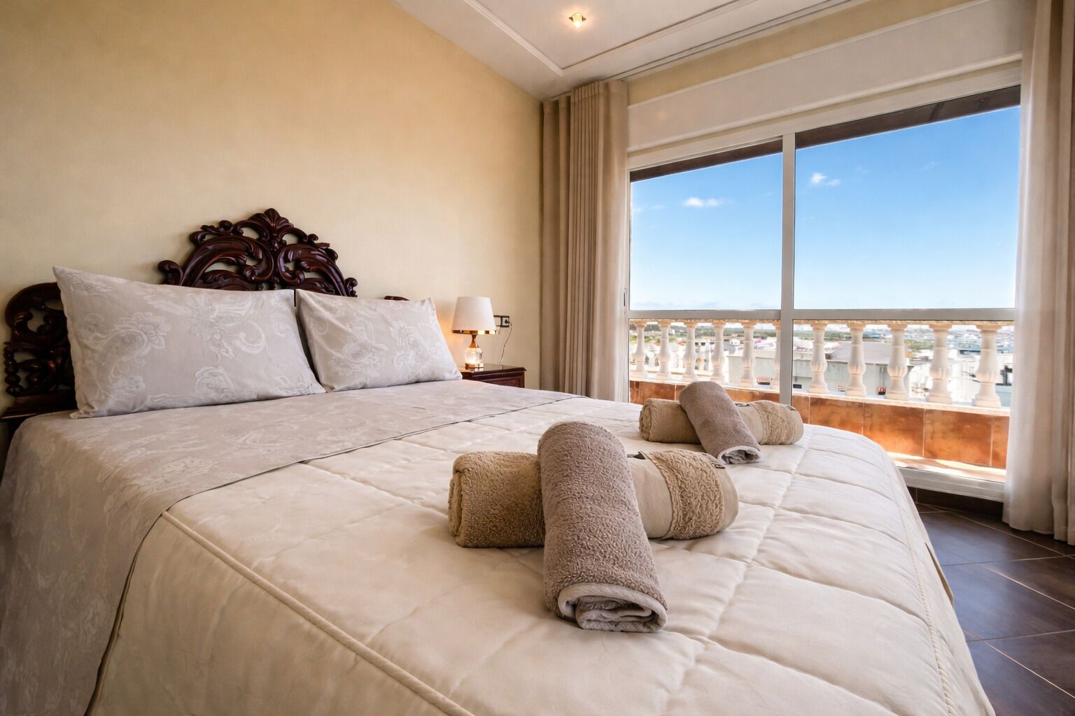 5 soveværelser, pengeskab på værelset, skrivebord, strygejern/strygebræt