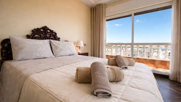 5 soveværelser, pengeskab på værelset, skrivebord, strygejern/strygebræt