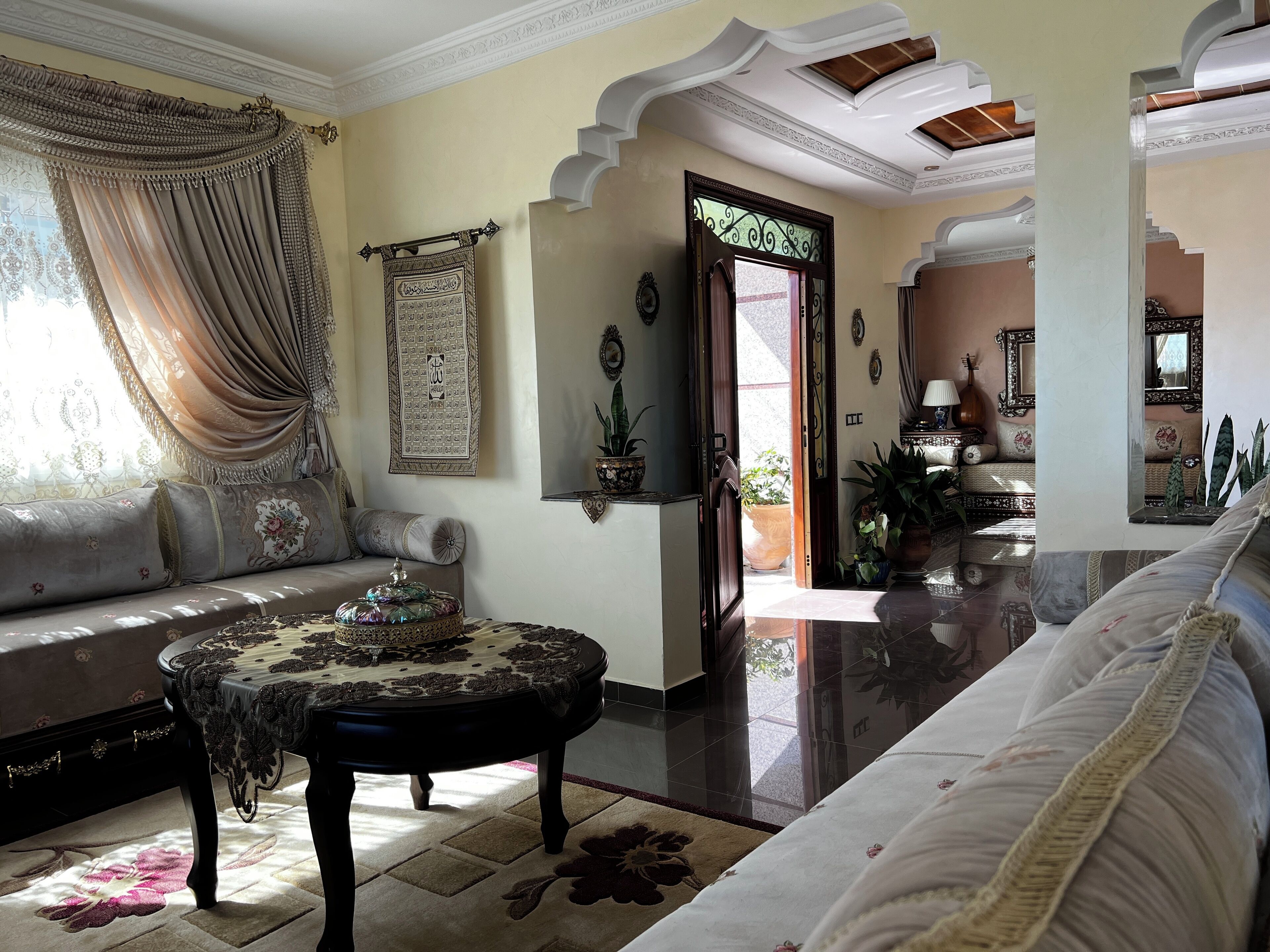 TV connectée, livres, chaîne hi-fi