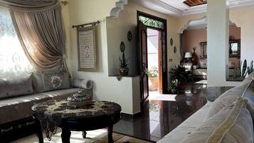 TV connectée, livres, chaîne hi-fi