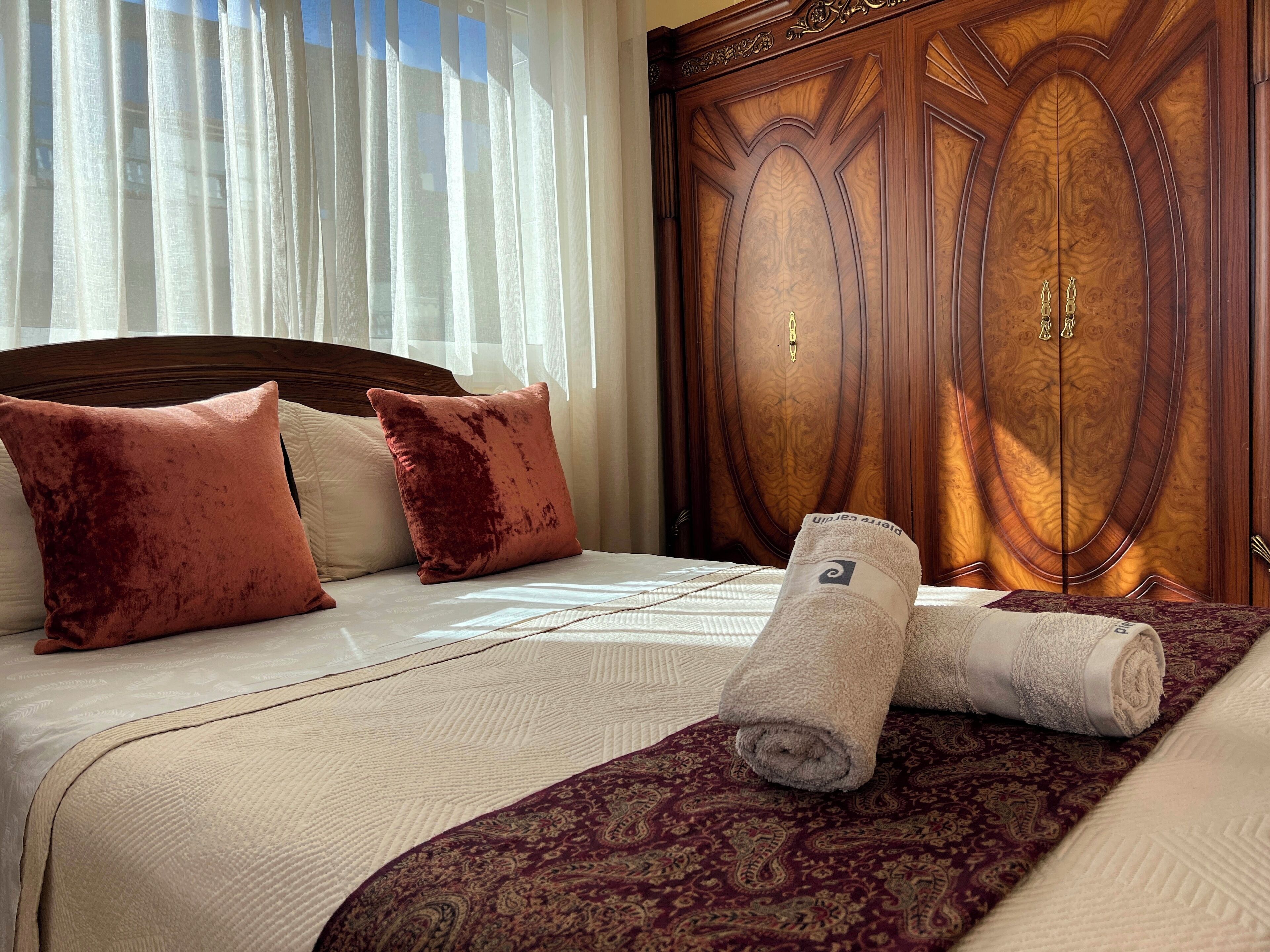 5 bedrooms, in-room safe, desk, iron/ironing board