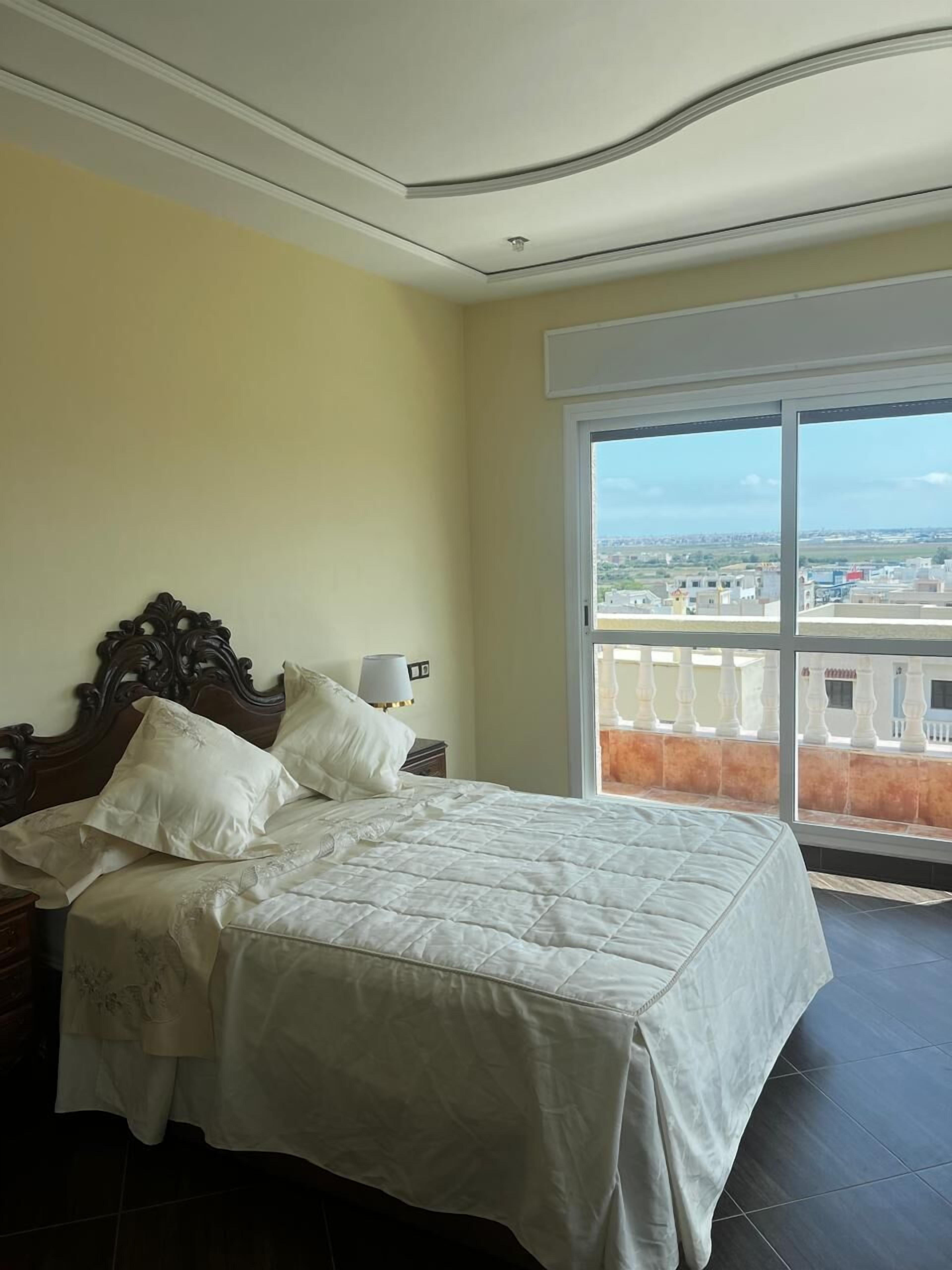 5 makuuhuonetta, tallelokero huoneessa, työpöytä, silitysrauta/-lauta