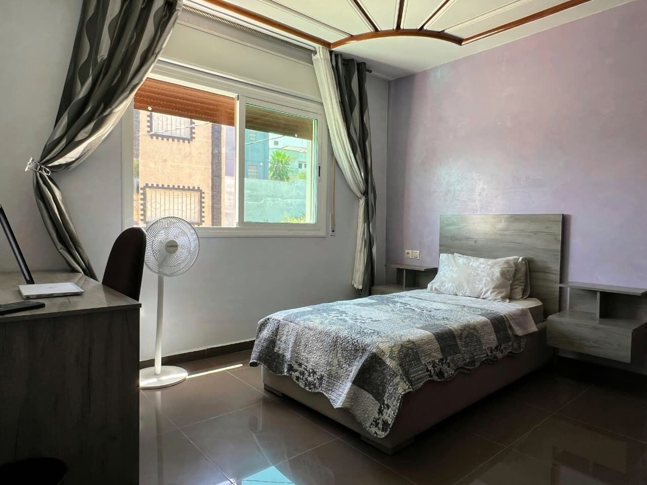 5 slaapkamers, een bureau, een strijkplank/strijkijzer, wifi