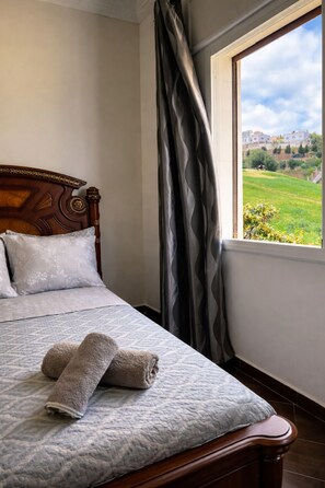 5 Schlafzimmer, Zimmersafe, Schreibtisch, Bügeleisen/Bügelbrett