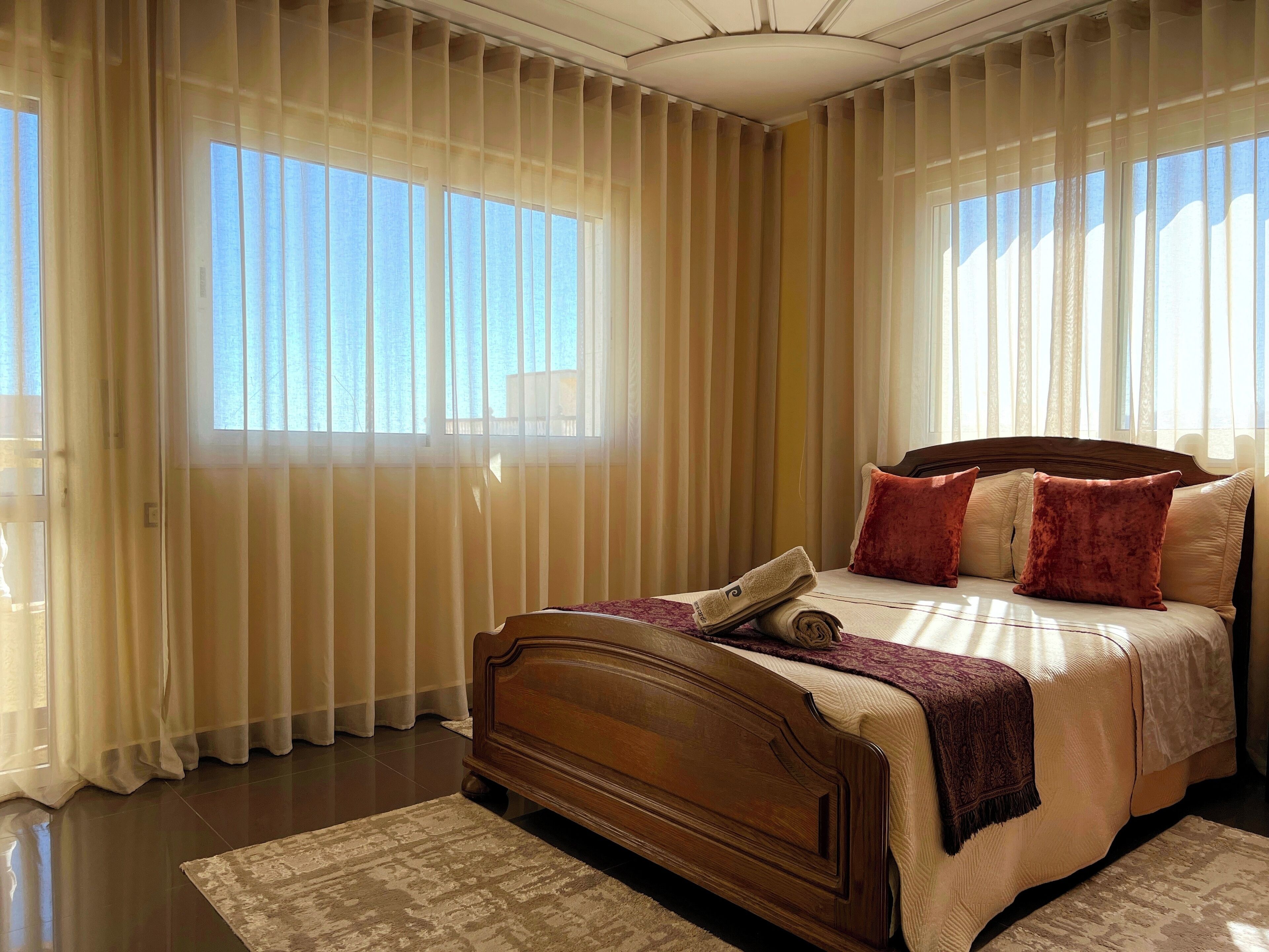 5 chambres, coffres-forts dans les chambres, bureau