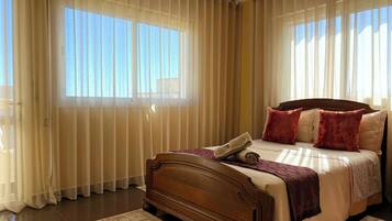 5 Schlafzimmer, Zimmersafe, Schreibtisch, Bügeleisen/Bügelbrett