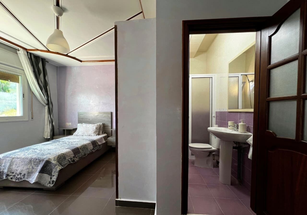 5 slaapkamers, een kluis op de kamer, een bureau