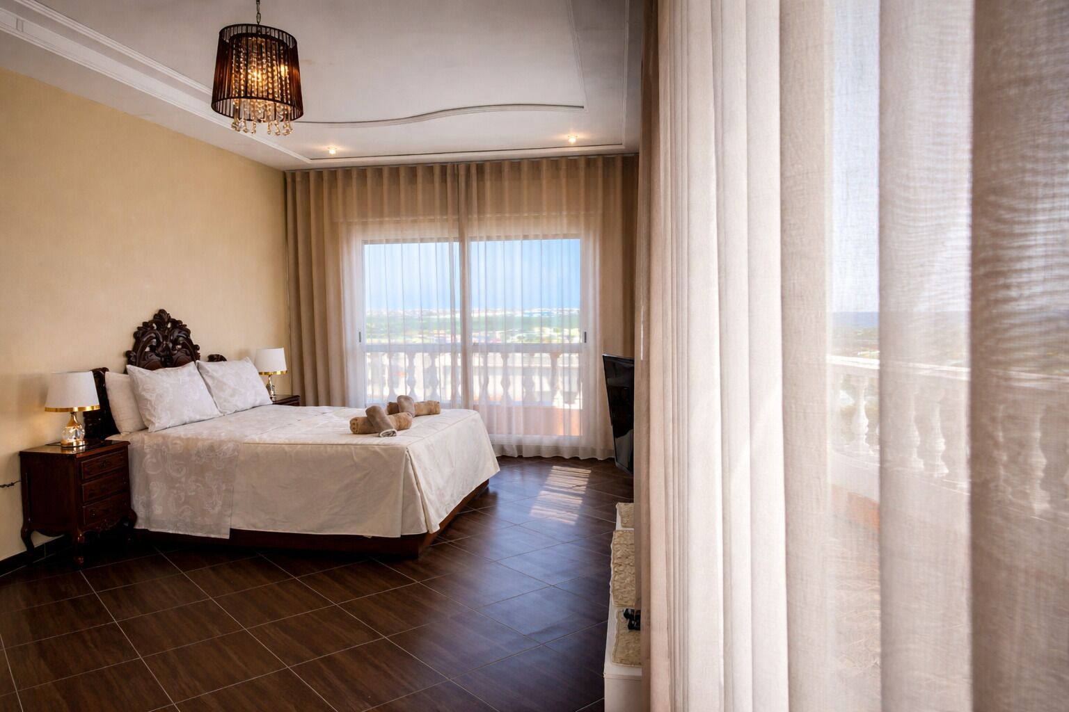 5 Schlafzimmer, Zimmersafe, Schreibtisch, Bügeleisen/Bügelbrett