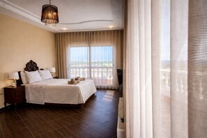 5 dormitorios, caja fuerte, escritorio y tabla de planchar con plancha