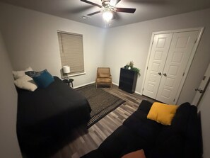 3 bedrooms, WiFi, bed sheets - Charming, Clean, and Cozy 3-bedroom house in Wagoner (Wagoner)