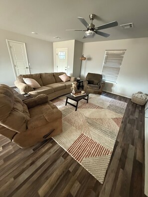 Living area - Charming, Clean, and Cozy 3-bedroom house in Wagoner (Wagoner)