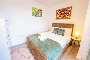 Desk, iron/ironing board, WiFi, bed sheets - Trendy New Cosy 1BR Near Lively City Road Strip (Cardiff)