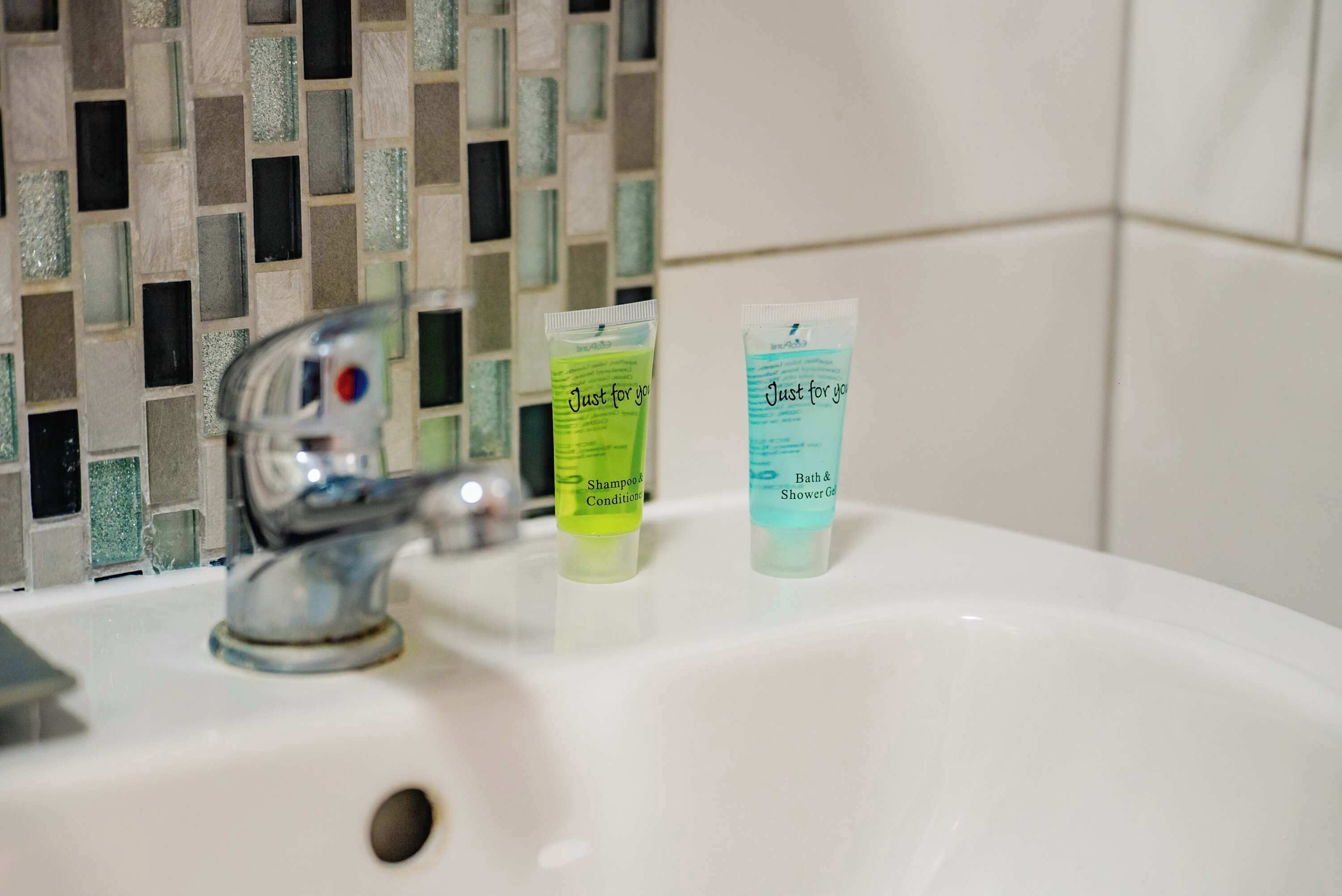 Douche, sèche-cheveux, serviettes fournies