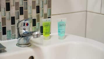 Douche, sĂšche-cheveux, serviettes fournies