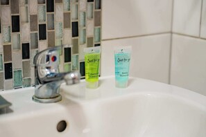 淋浴设施、吹风机、毛巾