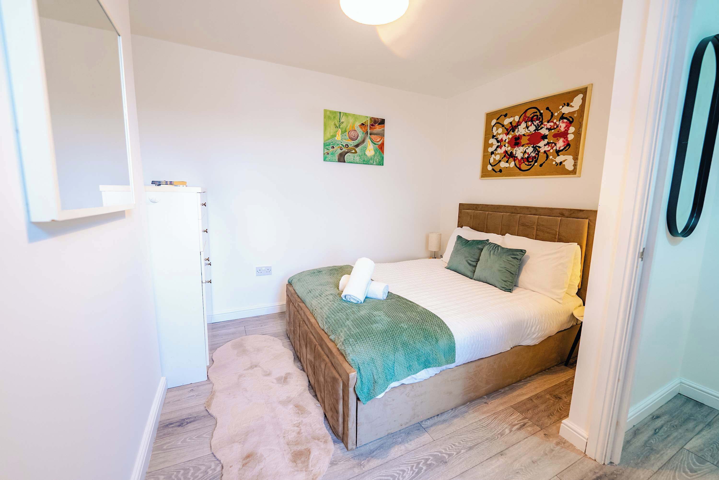 Skrivebord, strykejern/-brett, wi-fi og sengetøy