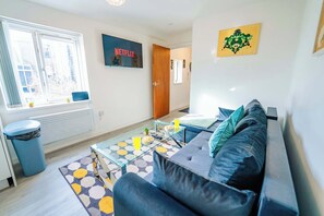 TV, offices - Trendy New Cosy 1BR Near Lively City Road Strip (Cardiff)
