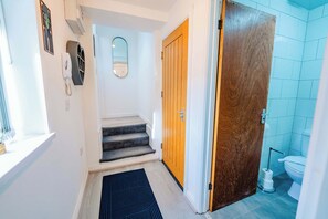 Shower, hair dryer, towels - Trendy New Cosy 1BR Near Lively City Road Strip (Cardiff)