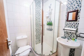 Douche, sèche-cheveux, serviettes fournies