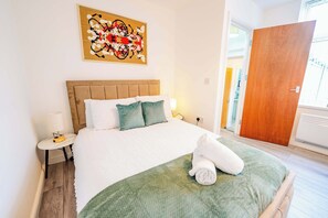 Desk, iron/ironing board, WiFi, bed sheets - Trendy New Cosy 1BR Near Lively City Road Strip (Cardiff)