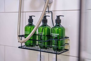 Dusj, hårføner og håndklær