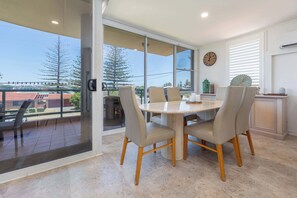Dining - Beach Street Oasis - Central Lake Views - Tuncurry (Tuncurry)