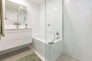 Douche, sèche-cheveux, serviettes fournies, shampoing