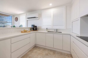 Fridge, microwave, oven, stovetop - Beach Street Oasis - Central Lake Views - Tuncurry (Tuncurry)