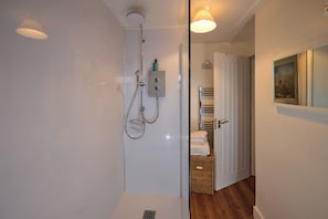 Secador de pelo, toallas, jabón y papel higiénico