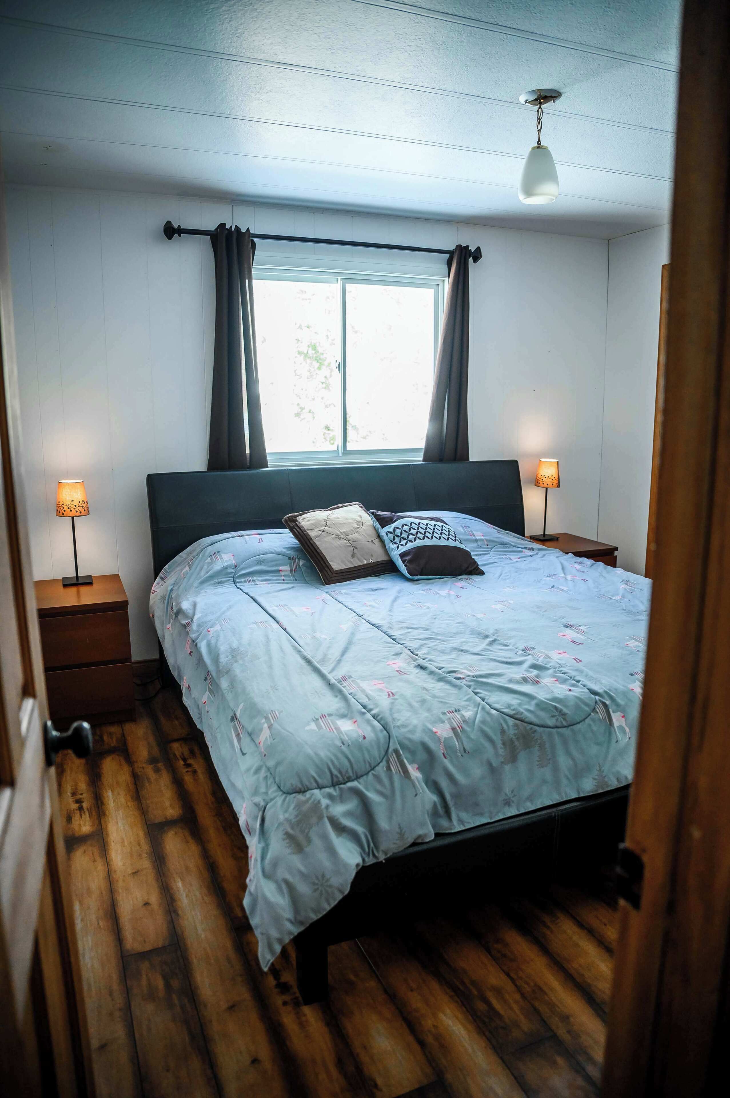 5 bedrooms, iron/ironing board, WiFi, bed sheets