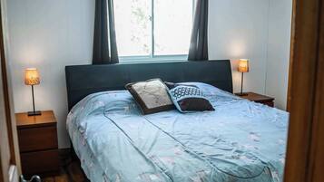 5 bedrooms, iron/ironing board, WiFi, bed sheets