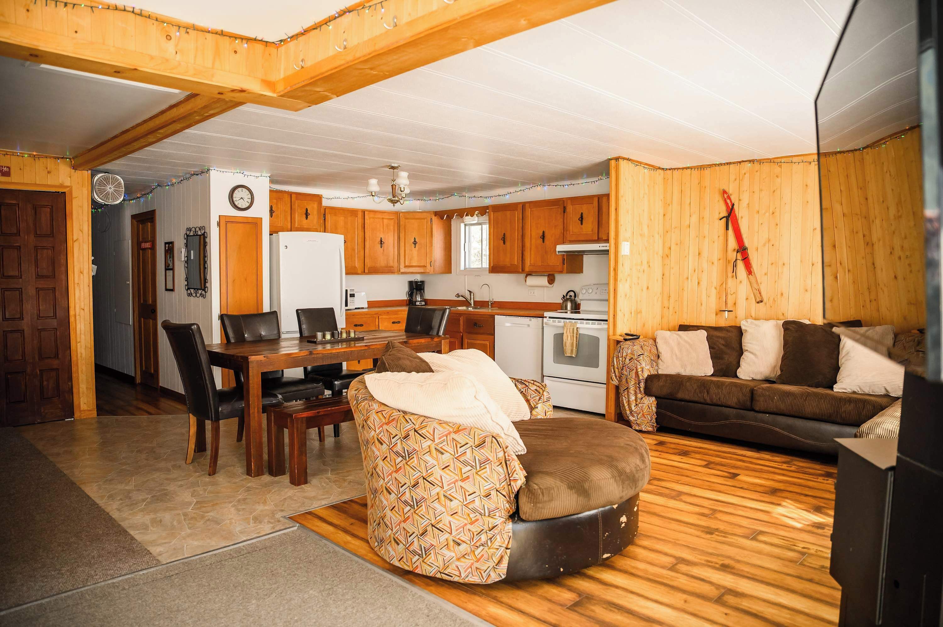 Televisión y oficina 