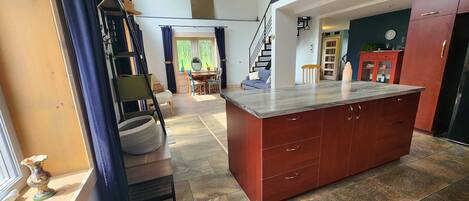 Televisión, chimenea y oficina