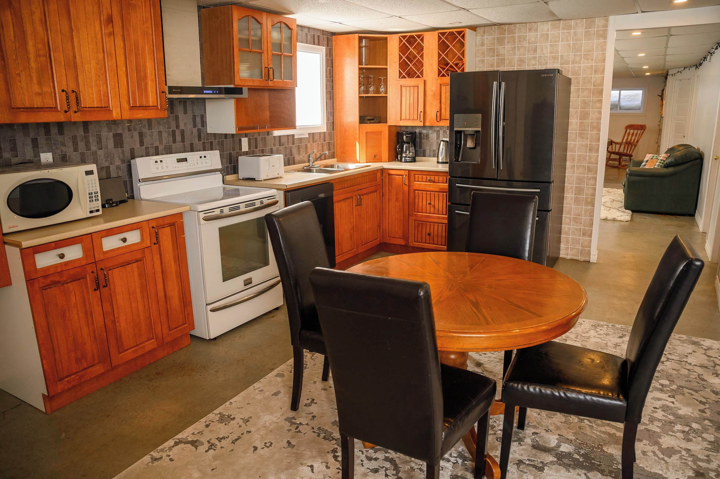 Réfrigérateur, four à micro-ondes, un four, surface de cuisson