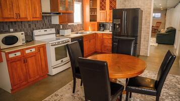 Réfrigérateur, four à micro-ondes, un four, surface de cuisson