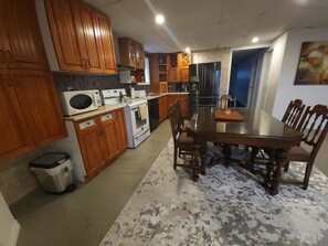 Kylskåp, mikrovågsugn, ugn och spishäll