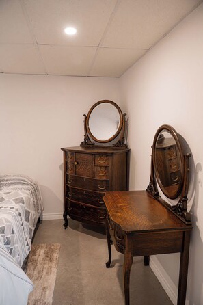 A bedroom with a bed, a dresser with drawers, and two mirrors. - Lower Floor - Mont-Video (Barraute)