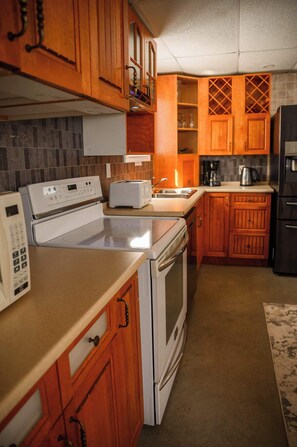 Frigorífico, microondas, horno y placa de cocina