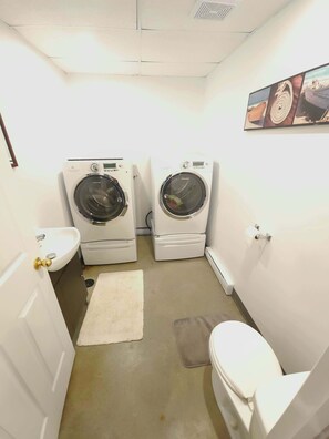 Douche, séchoir à cheveux, serviettes fournies