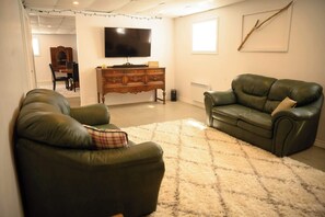 Una televisión, una oficina