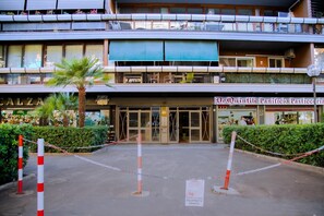Exterior detail - Casa Donna Olimpia (Roma)