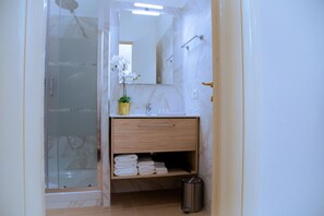 Shower, hair dryer, bidet, towels - Casa Donna Olimpia (Roma)