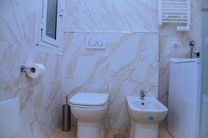 Shower, hair dryer, bidet, towels - Casa Donna Olimpia (Roma)
