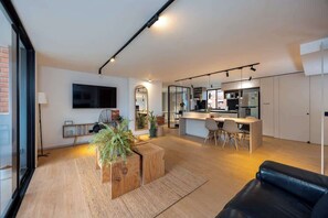 TV, offices - Avignon 407 · |EP| Bright Apt wBalcony, Workspace&Prime Location (Medellín)