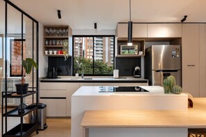 Fridge, microwave, oven, stovetop - Avignon 407 · |EP| Bright Apt wBalcony, Workspace&Prime Location (Medellín)