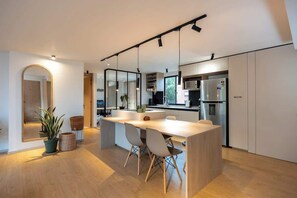 Dining - Avignon 407 · |EP| Bright Apt wBalcony, Workspace&Prime Location (Medellín)