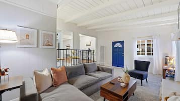 Een televisie, tafelvoetbal, een stereo en een kantoor